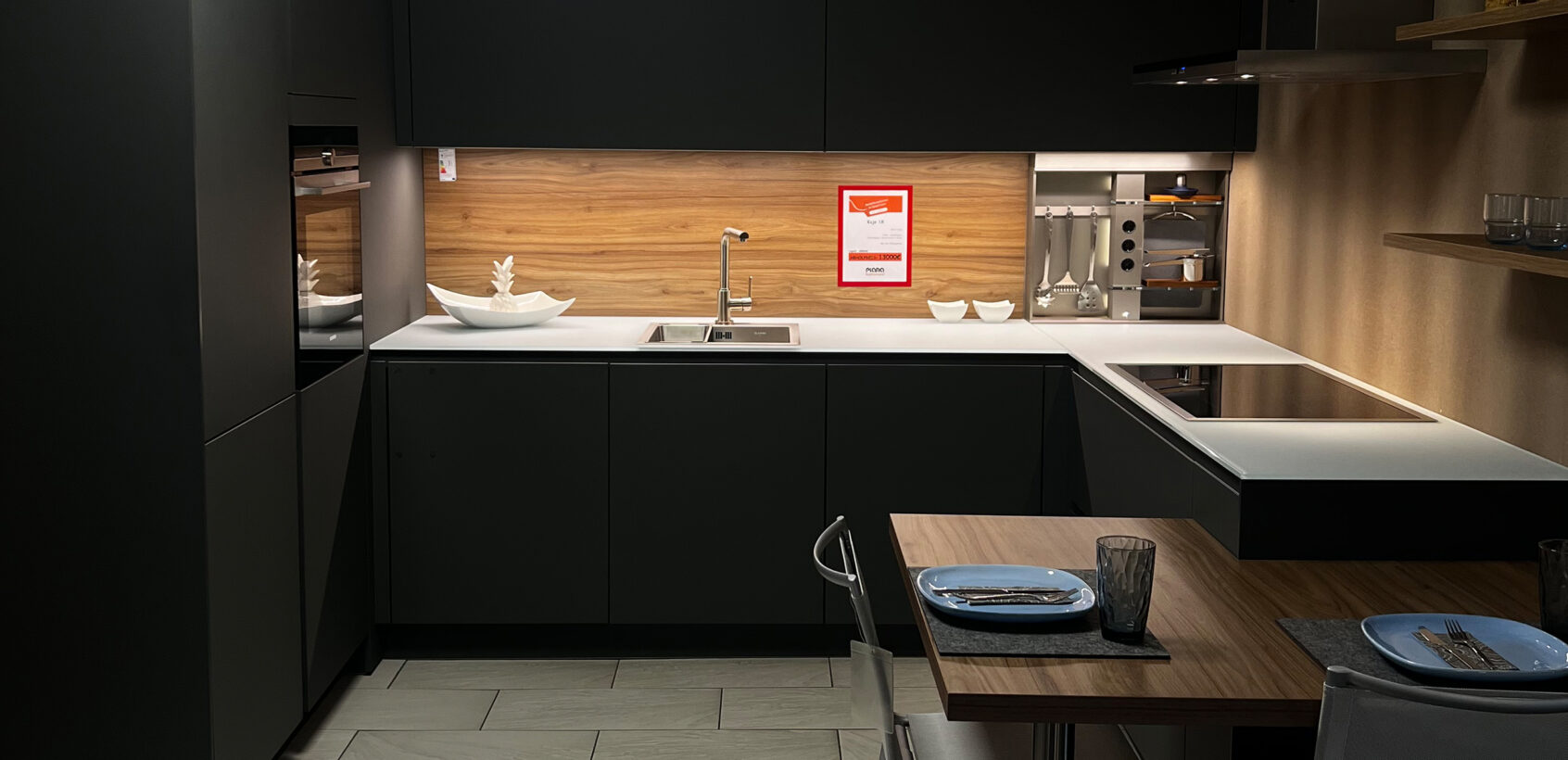 U-Küche mit weißer Arbeitsplatte und dunklen Fronten