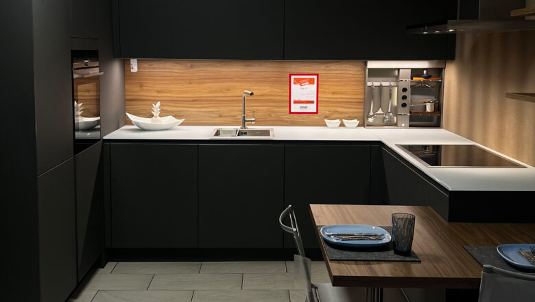 U-Küche mit weißer Arbeitsplatte und dunklen Fronten