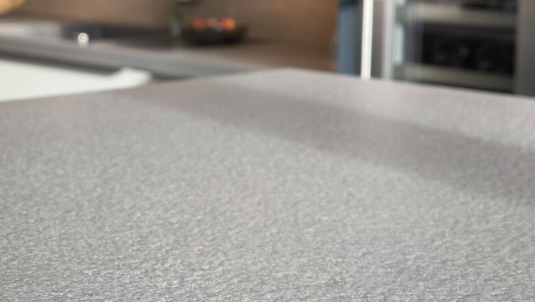 Steinarbeitsplatte bei Ausstellungsküche