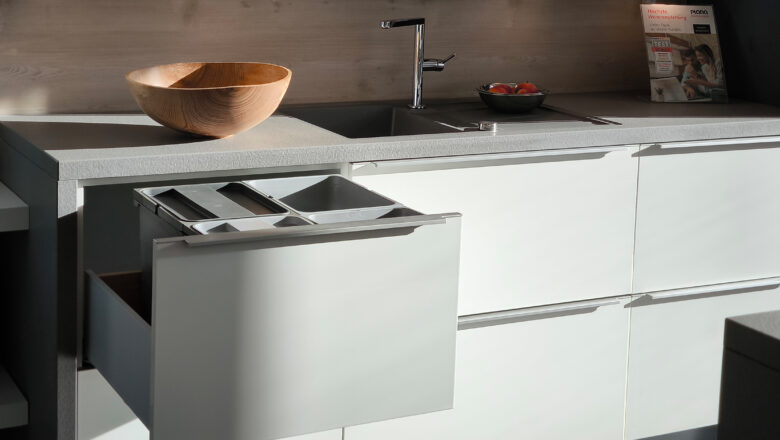 Mülltrennsystem in einer Ausstellungsküche