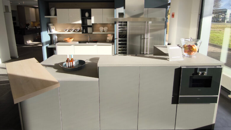 Grau-weiße Ausstellungsküche in Aschaffenburg