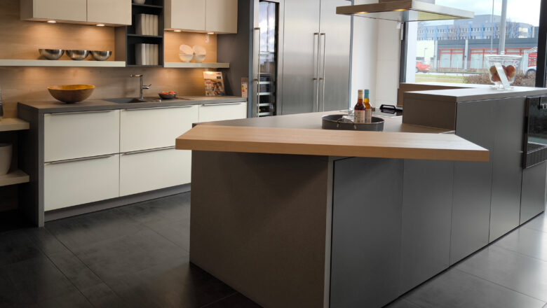 Inselküche in weiß und grau in Aschaffenburg