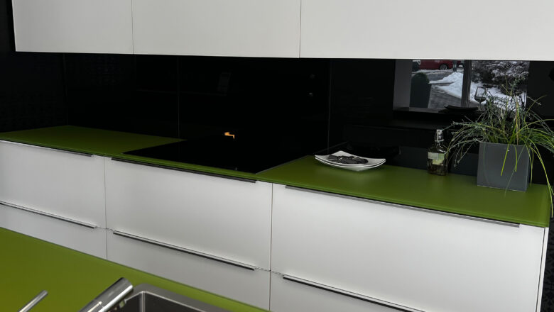 Weiße Ausstellungsküche in Bad Bildel