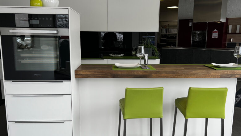 Insel-Küche Weiß mit Einbaugeräten