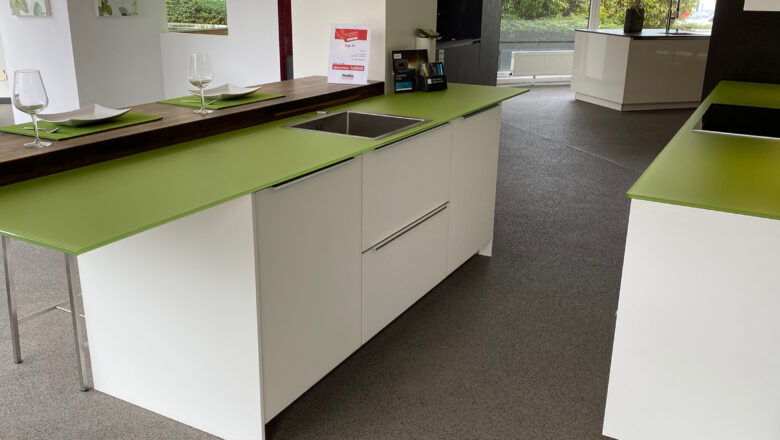 Hochwertige Glas-Arbeitsplatte in schönem Grüß