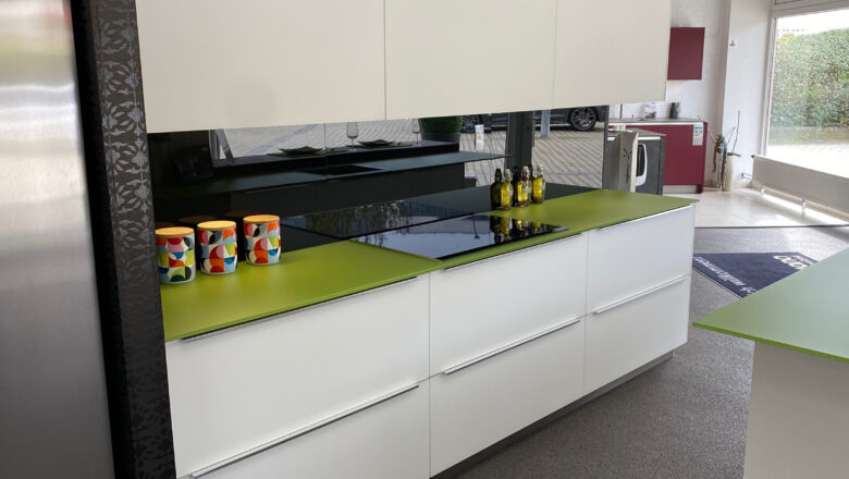 Inselküche in Bad Vilbel mit Fronten in Weiß glänzend