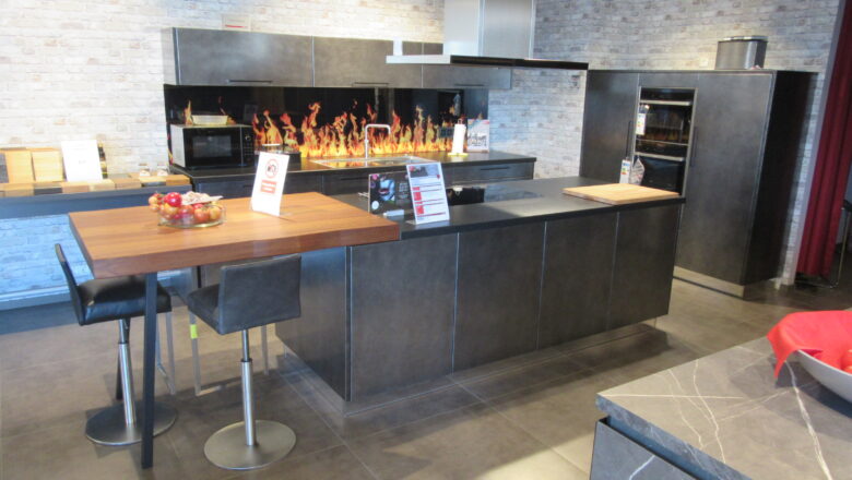 Insel-Küche mit hochwertiger Ausstattung an E-Geräten