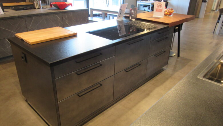 Kochinsel mit Naturstein-Arbeitsplatte Winning Black