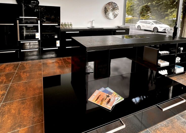 Großräumige und edle schwarze Musterküche