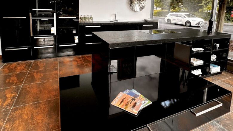 Großräumige und edle schwarze Musterküche