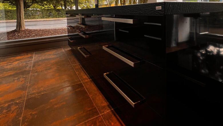 Großräumige und edle schwarze Küchenzeile