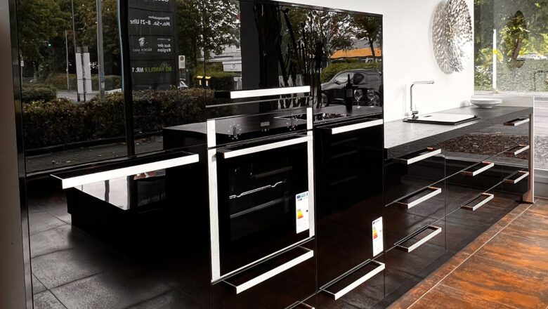 Neff-Backofen in schwarzer Ausstellungsküche