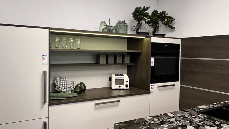 Arbeitsplatte aus Elementstein Marinace Black mit 8cm Designkante