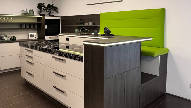 Klassik-Inselküche mit jeder Menge Stauraum