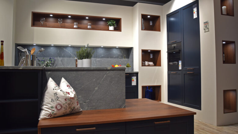 Moderne Inselküche im Küchenstudio München