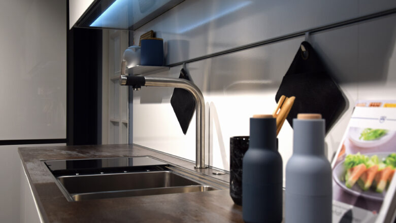 Küchenutensilien einer Musterküche bei PLANA