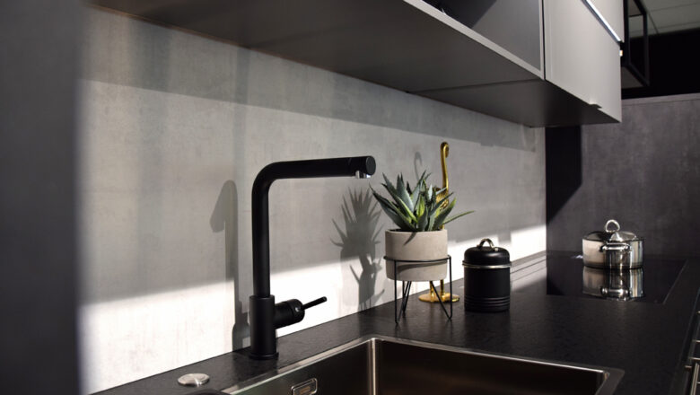 Schwarze Küchenarmatur bei einer Musterküche