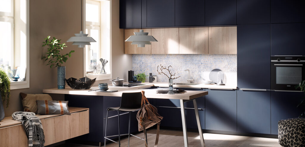 L-Küche mit blauen Fronten und Theke