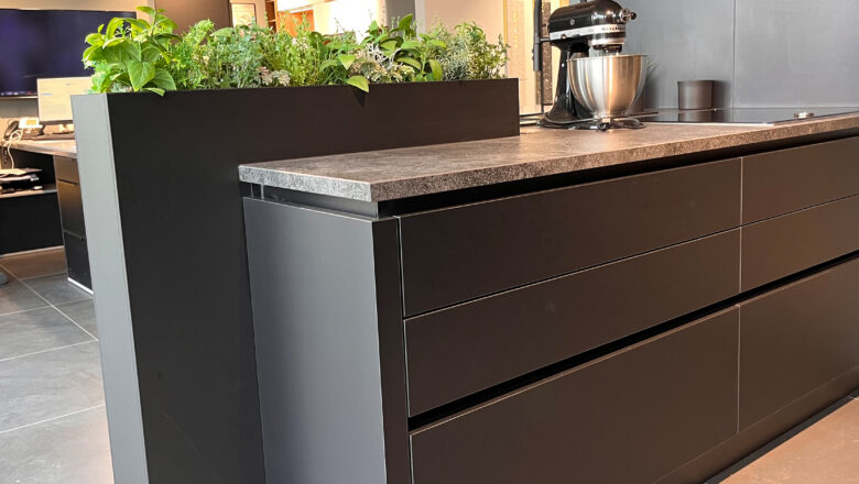 Schwarze Inselküche mit dunkler Keramik-Arbeitsplatte