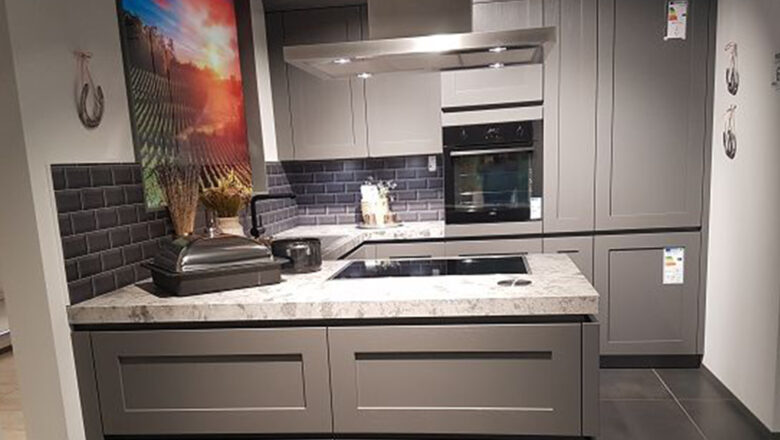 Graue Landhausküche in U-Form