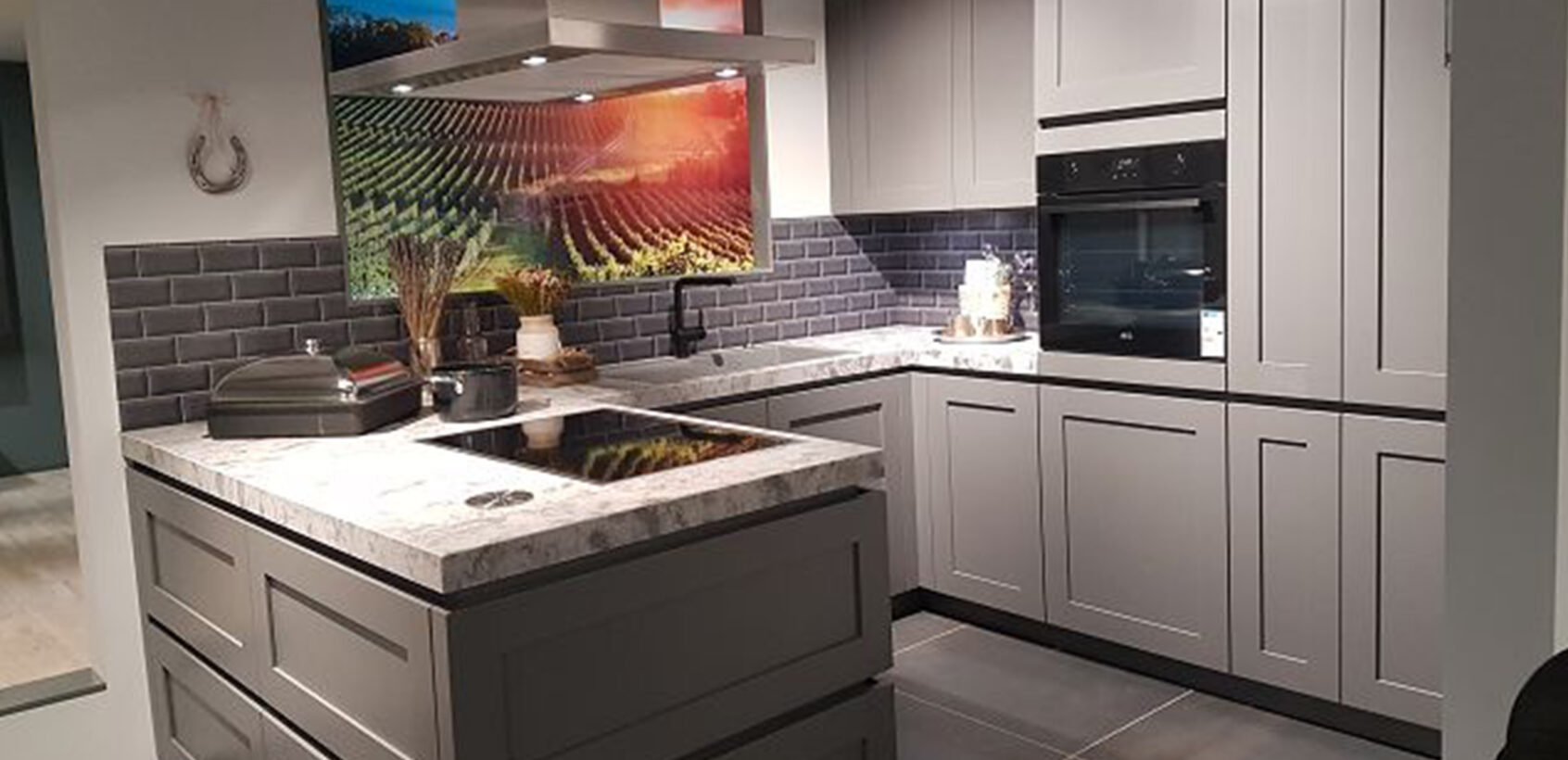 Graue U-Küche inklusive Elementstein-Arbeitsplatte