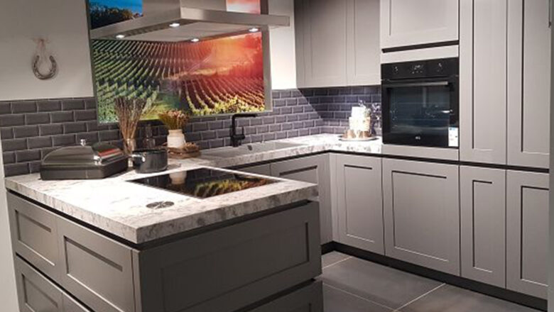 Graue U-Küche inklusive Elementstein-Arbeitsplatte