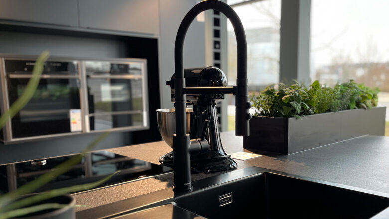 Keramik-Spüle und Blanco-Armatur