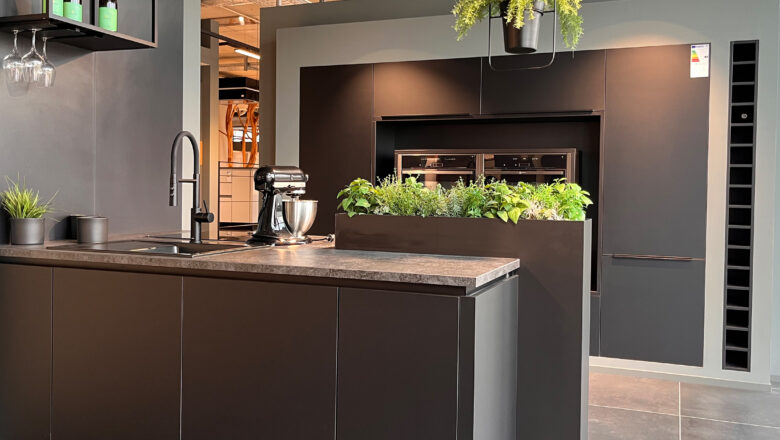 Grifflose schwarze Inselküche