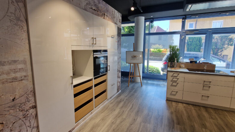 L-Küche mit Naturstein-Arbeitsplatte Winning Black poliert