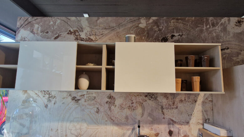 Teilweise offene Hochschränke, ideal für Deko-Elemente