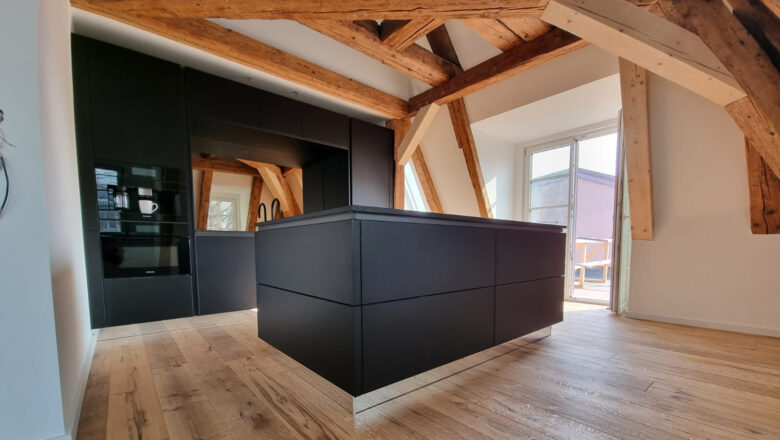 Dunkle Inselküche eines Kunden von PLANA Ravensburg