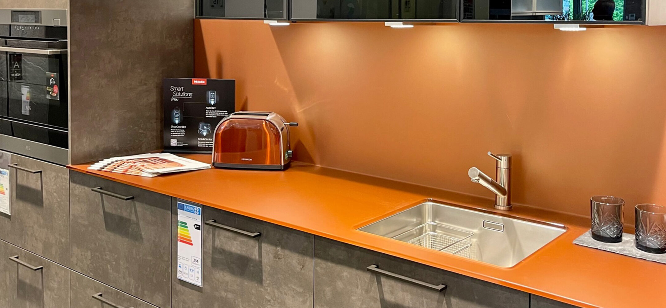 Küche mit Glas-Nischenrückwand