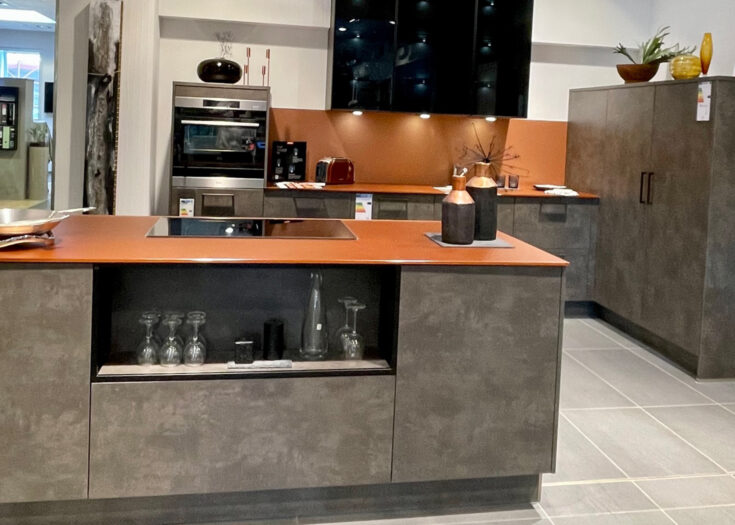 Insel-Küche mit Fronten in dunklem Zement