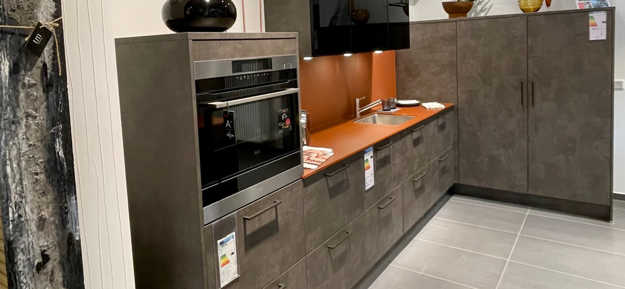 Hochwertige Einbauküche mit aussergewöhnlicher Glas-Arbeitsplatte