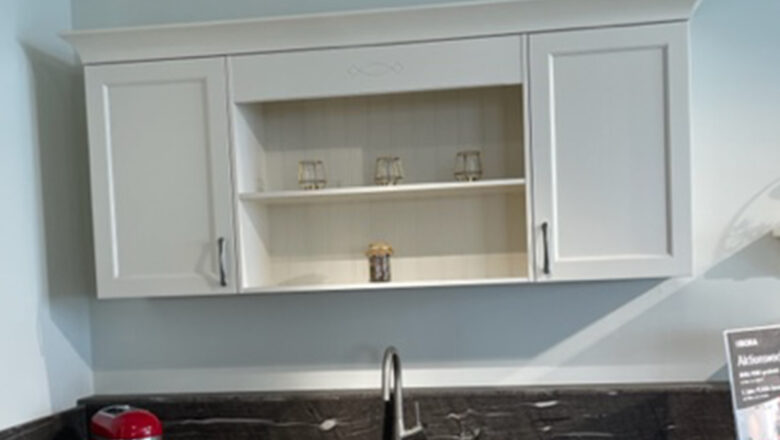 Oberschrank einer Landhaus-Küche