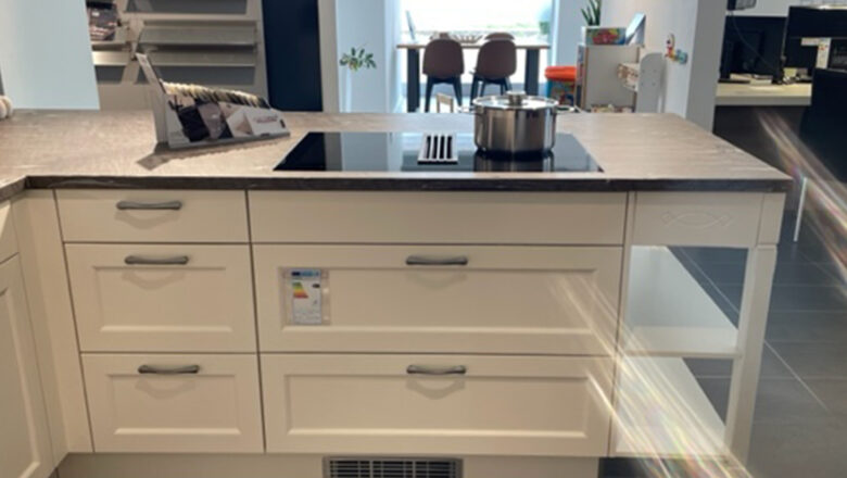 Weiße Landhausküche mit Naturstein-Arbeitsplatte