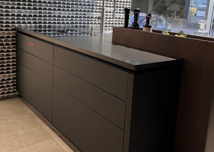 Inselküche mit Echtholzfurnier gebürstet