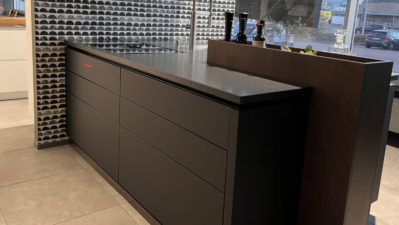 Inselküche mit Echtholzfurnier gebürstet