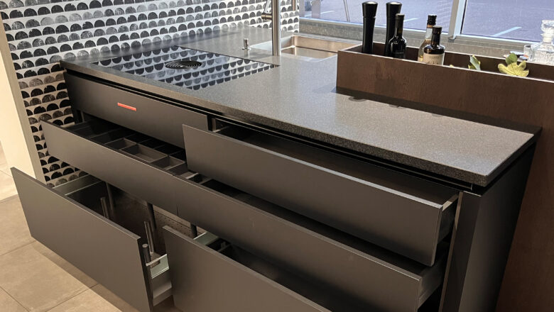 Überbreite Schubladen in Küche geöffnet