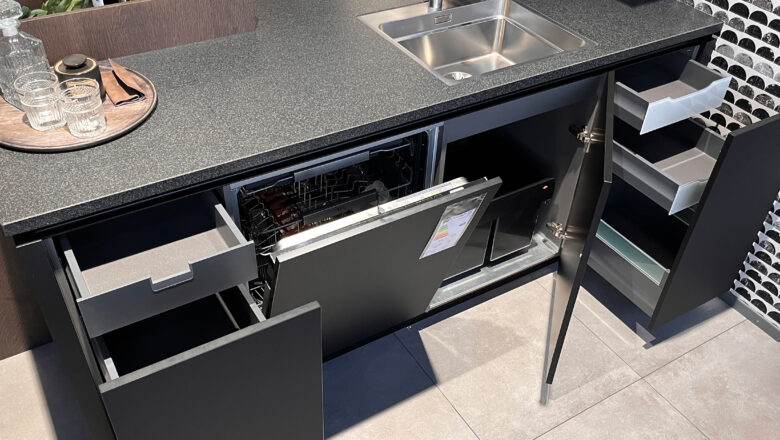 Auszüge bei dunkelgrauer Inselküche