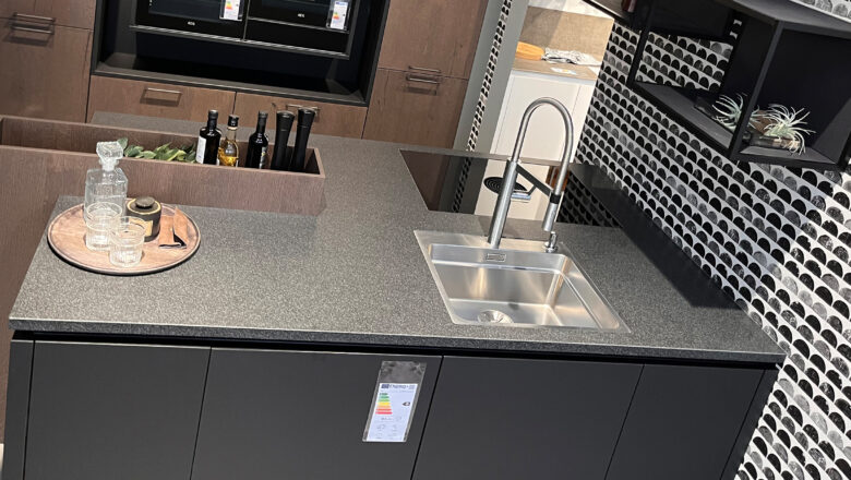 Edelstahl-Becken und Edelstahl-Armatur