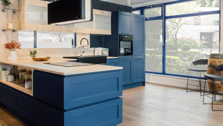L-Küche im Landhaus-Stil mit blauen Echtholz-Fronten