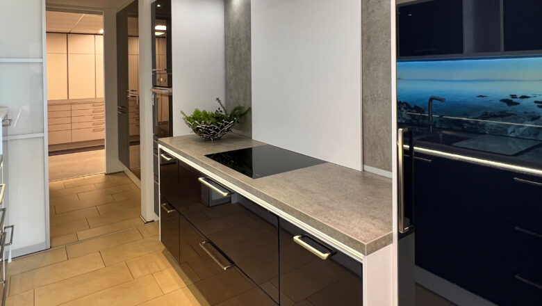 Zweizeilige Ausstellungsküche mit Keramik-Arbeitsplatte