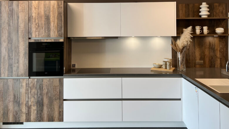 Grifflose Küche in L-Form mit Elementstein-Arbeitsplatte