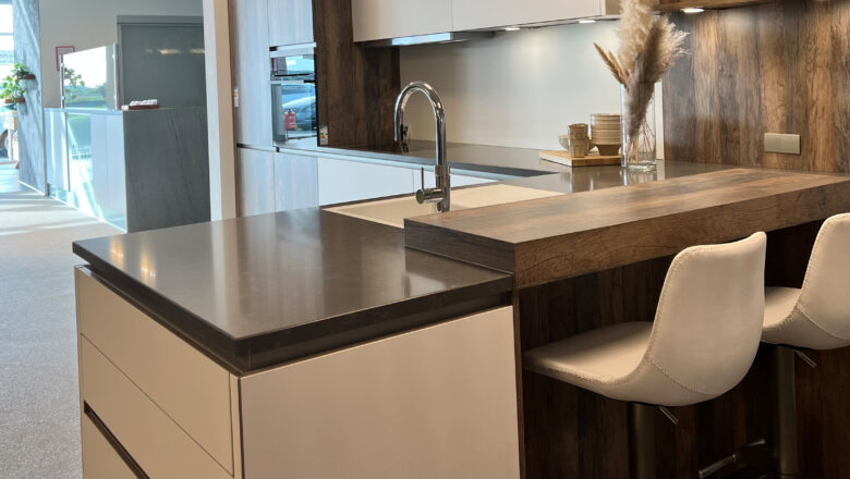 Sitzbereich mit dicker Thekenplatte