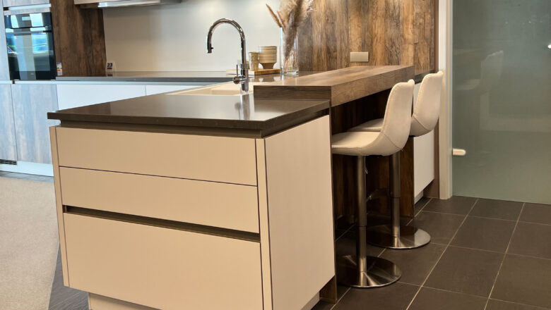 Küchenfronten in Arcitsweiß und Vintage Eiche