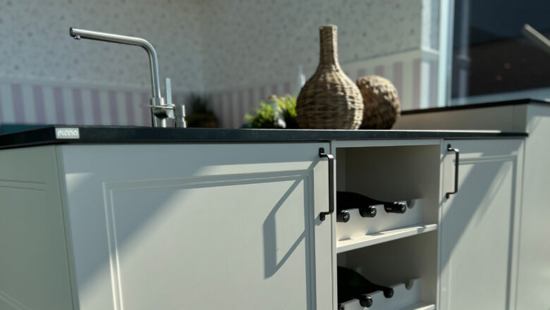 Landhausküche mit integriertem Flaschenregal