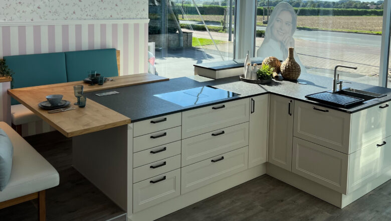 Inselküche im Landhausstil mit hellen Fronten