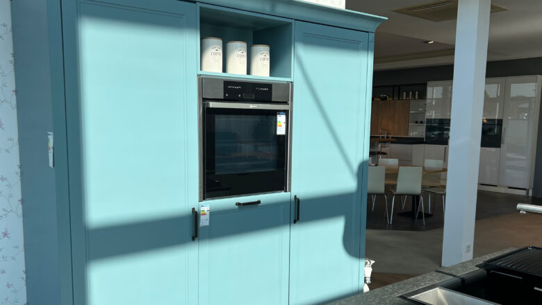 Landhausküche mit Fronten in Magnolie Mattlack