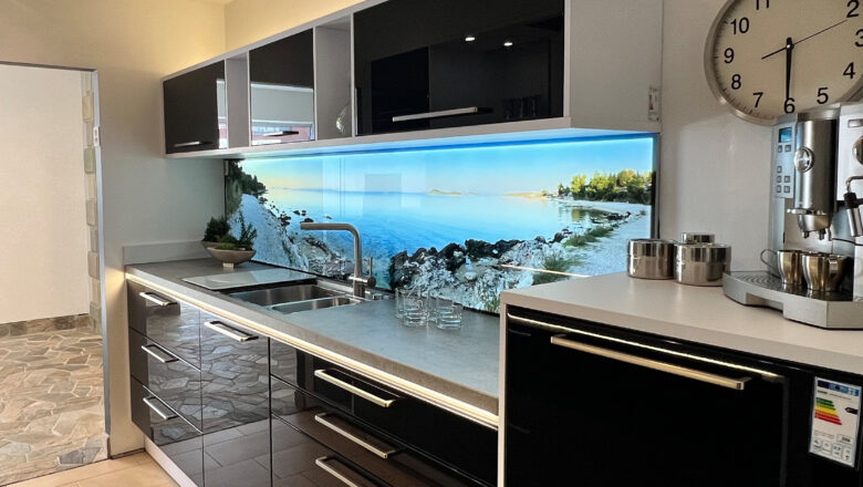 Schwarze Küche mit Motiv-Glasrückwand